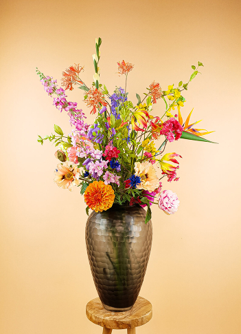 Flowercrush Prestigium zijden bloemen boeket van 120 cm. Prachtige kleuren en een grote hoeveelheid kunstbloemen van de hoogste kwaliteit. De felle kleuren maken dit een echte eyecatcher. 