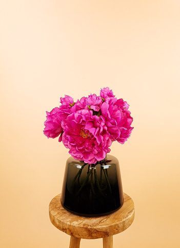 Fuchsia Peony kunstboeket bestaat uit de beste kwaliteit donker roze volumineuze zijden pioenrozen van 35 cm. 