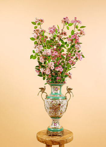 Kunstbloemen boeket Powder Blooms bestaand uit twee soorten rozentakken. Zijden stokrozen van de hoogste kwaliteit met levensechte details.