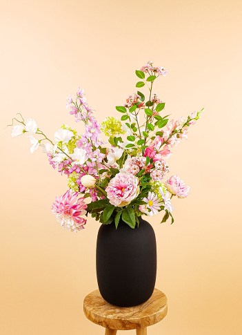 Juicy Flowers is een prachtig speels kunstbloemen veldboeket. Het zijden boeket is luchtig gestoken en de zacht roze tinten zorgen voor een lieflijke en elegante uitstraling.