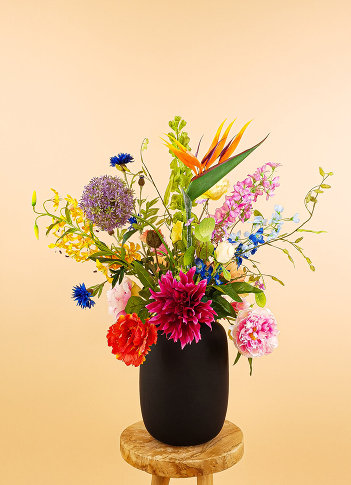 Fantasy Floral kunstbloemen boeket is een kleurrijk statement piece die iedere ruimte direct opfleurt! Dit prachtige kunstboeket bestaat o.a. uit exclusieve tropische bloemen en is 85 cm. 