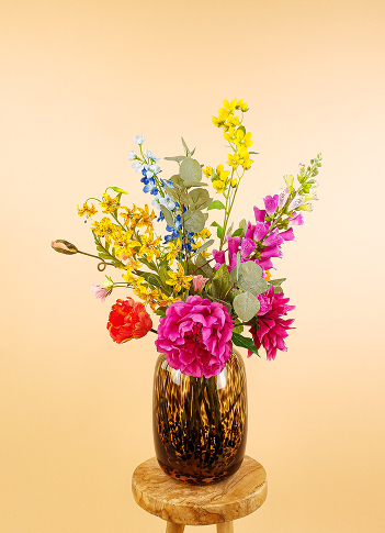 Wild Poppy is een prachtig zijden bloemen boeket! Een echte kleurrijke eyecatcher die het in ieder interieur goed doet. In dit levensechte plukboeket zitten onder andere een franse tulp, poppy, pioenroos en delphinium verwerkt.