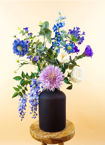 Lily Love zijden kunstbloemen boeket met prachtige oranje zijden Lelies. Deze Flowercrush set bestaat uit een vaas met Delftsblauwe print met een prachtige zijden lelie.