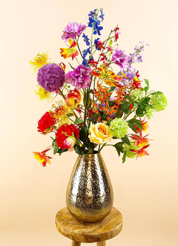 Flower Festival zijden boeket met prachtige kleuren. De volgende kunstbloemen zitten in dit boeket, oos, Allium, Gloriosa, Delphinium en Pioenroos. 
