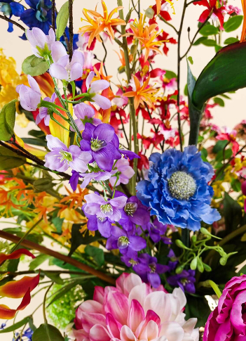 Royal Flowers kunstbloemen detailfoto met paarse, blauwe en roze zijden bloemen. 